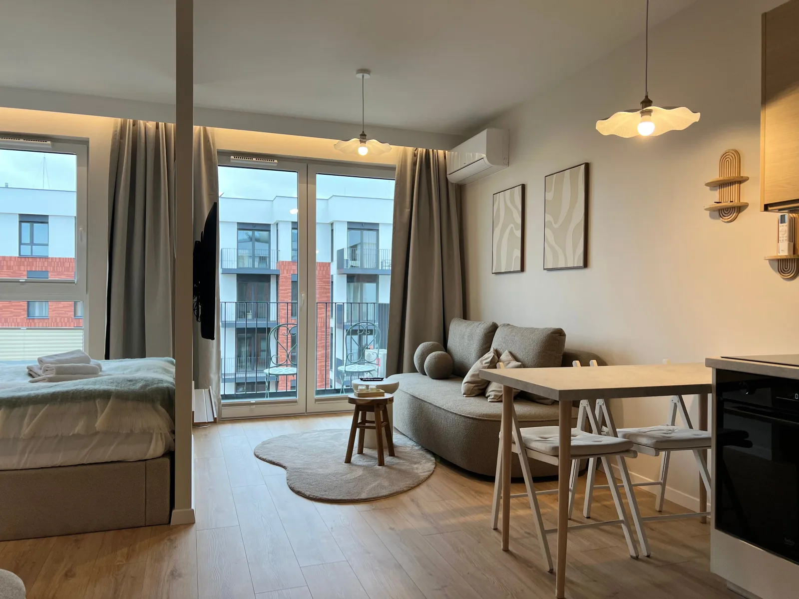 Komfortowy apartament przy plaży w Gdańsku Letnicy — jadalnia z aneksem